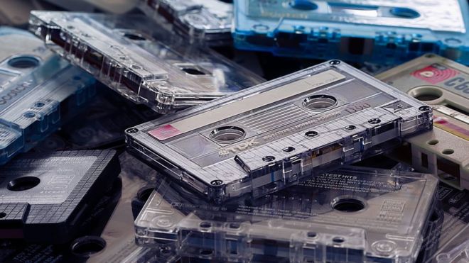 لوگ ابھی تک کیسٹ، پیجر، فیکس اور چیک کا استعمال کیوں کر رہے ہیں؟