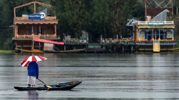 کشمیر میں لاک ڈاؤن: ’مقامی معیشت کو ایک ارب ڈالر سے زیادہ کا نقصان پہنچا ہے‘