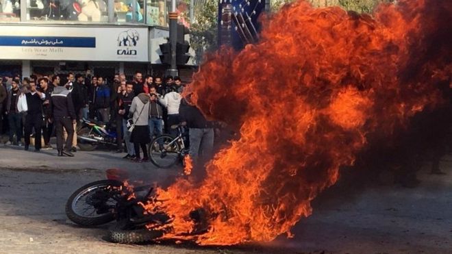 ایران: تیل کی قیمتوں میں اضافے پر ملک گیر احتجاج